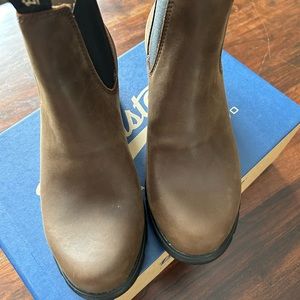 New in box. Blundstone heeled boot. Size 8 antique brown